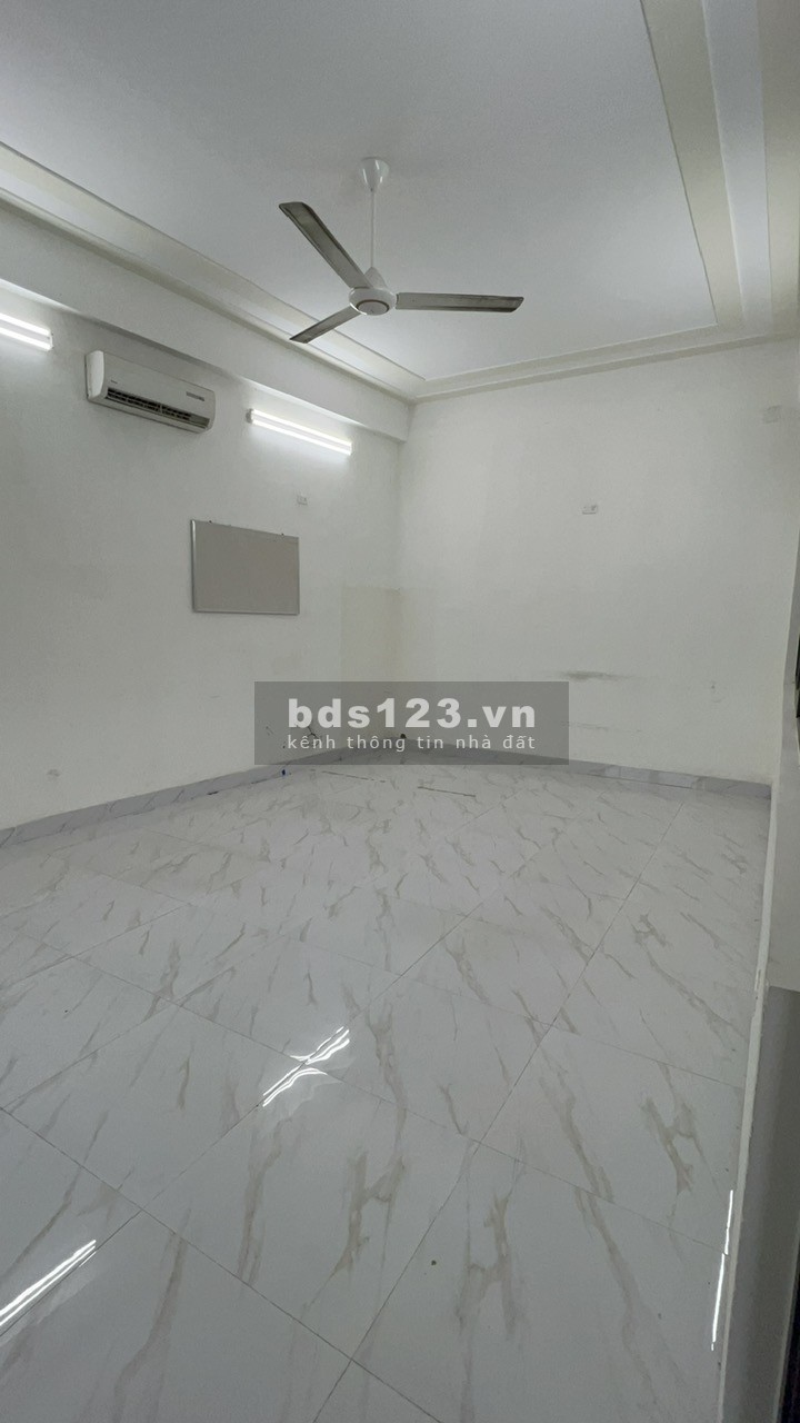 Cho thuê văn phòng DT 230m2 ( tầng 4), thang máy, thang bộ, máy lạnh