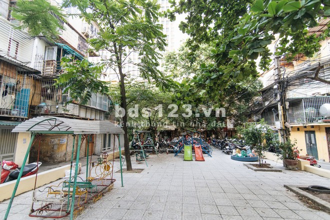 Chính chủ bán căn hộ tập thể tầng 1 khu C13A, tập thể Kim Liên, quận Đống Đa, Hà Nội, Ô tô vào nhà