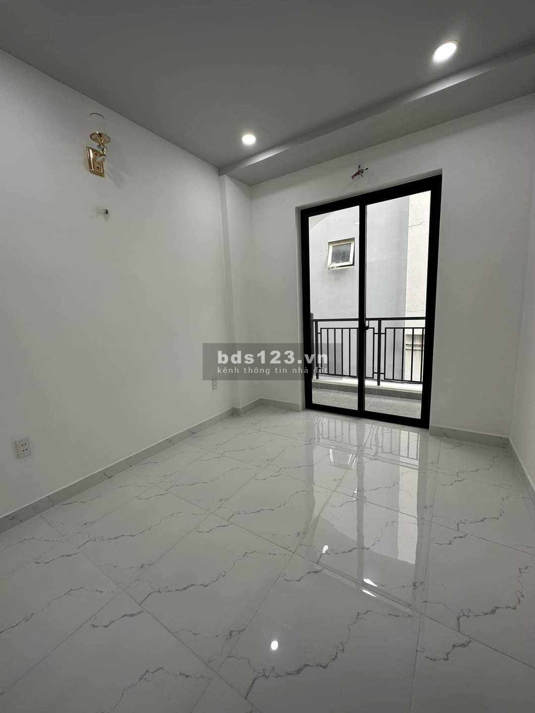 Nhà bán oto đỗ trước nhà đường Lý Thái Tổ quận 10, 4 lầu 4PN 3WC, 6.x tỷ