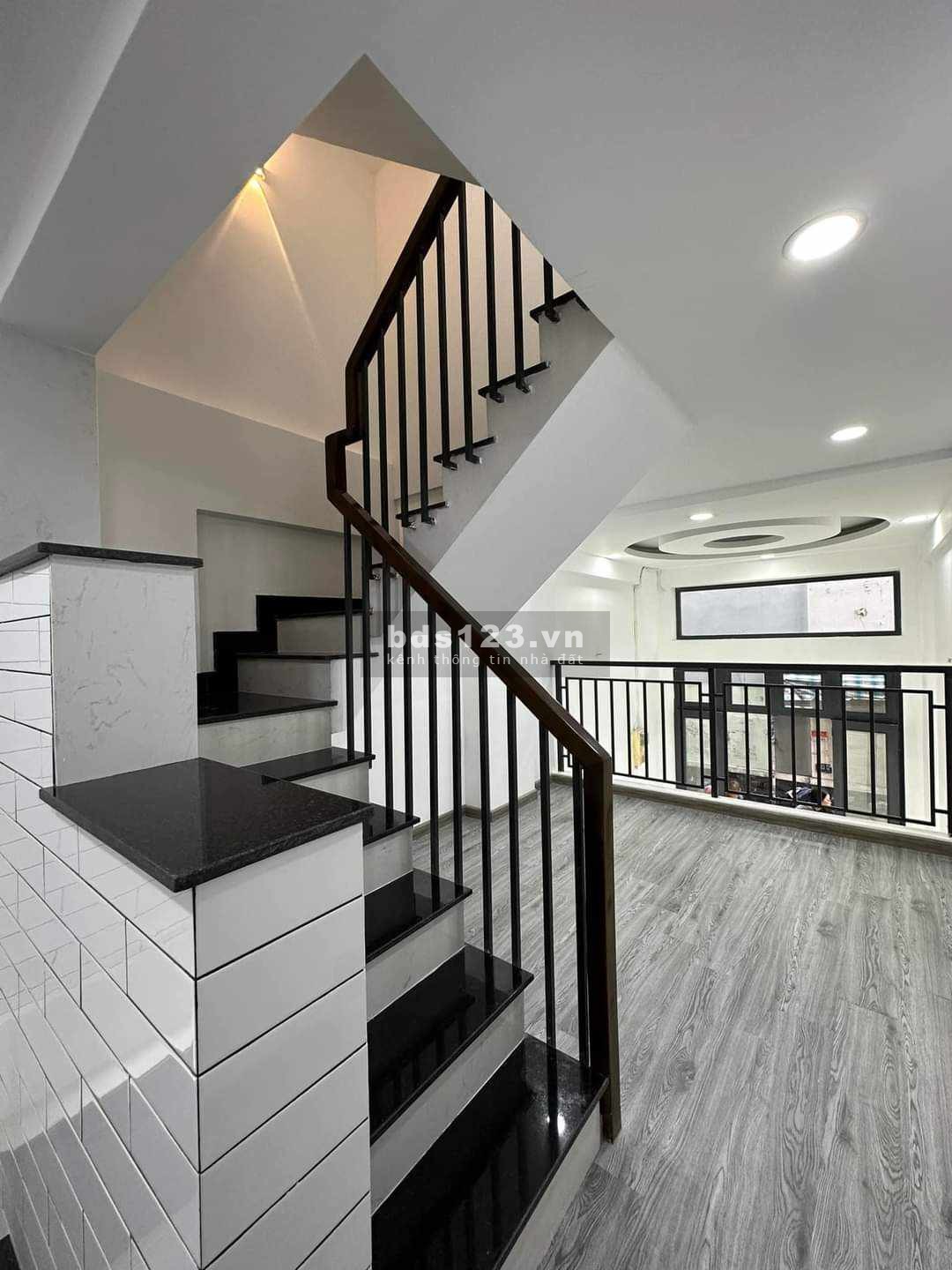 Nhà bán oto đỗ trước nhà đường Lý Thái Tổ quận 10, 4 lầu 4PN 3WC, 6.x tỷ