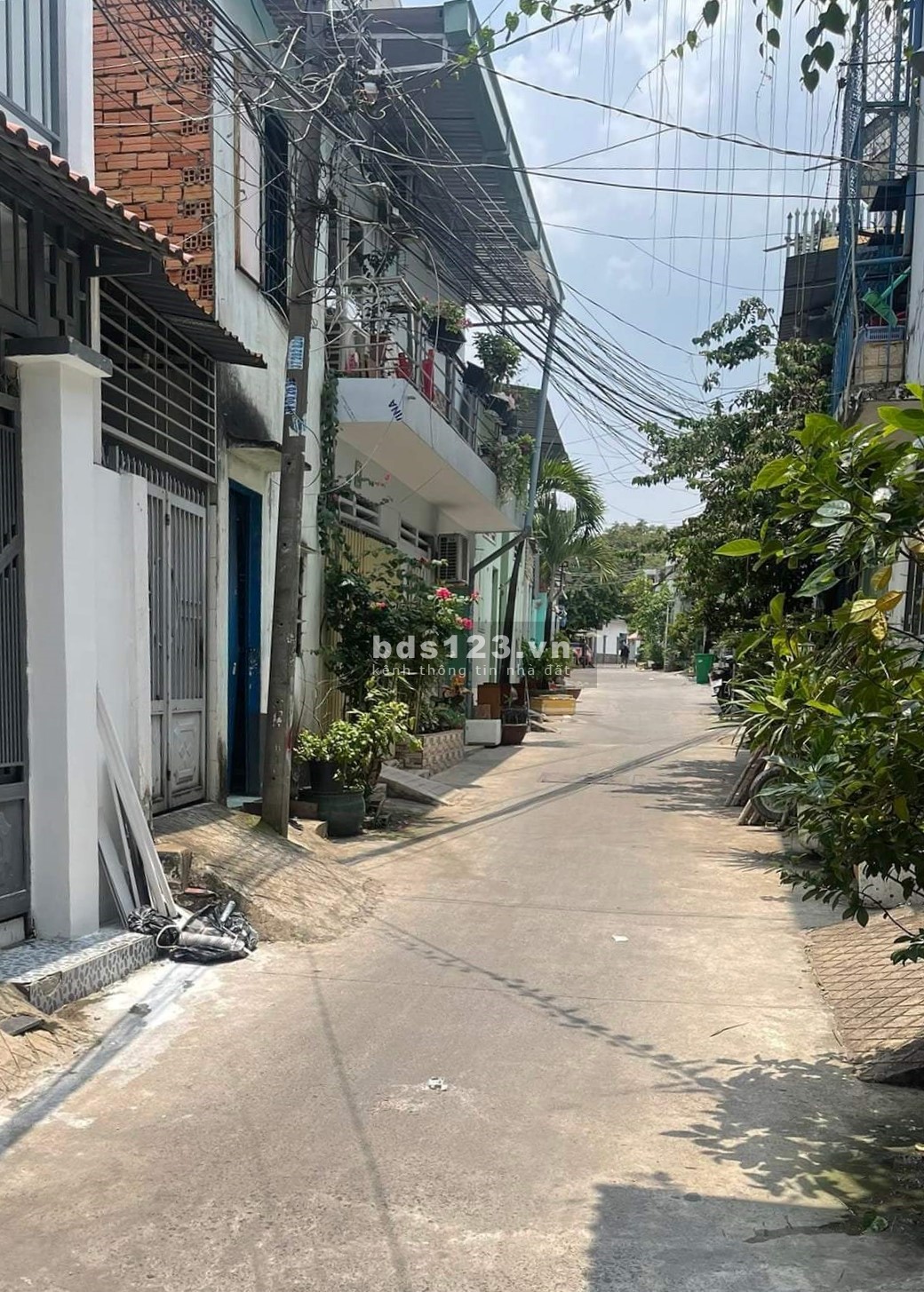 Nhà hẻm lớn, xe hơi đậu được trong nhà, diện tích 4.5x9M, gần đường Lê Văn Việt, chưa tới 4 tỷ