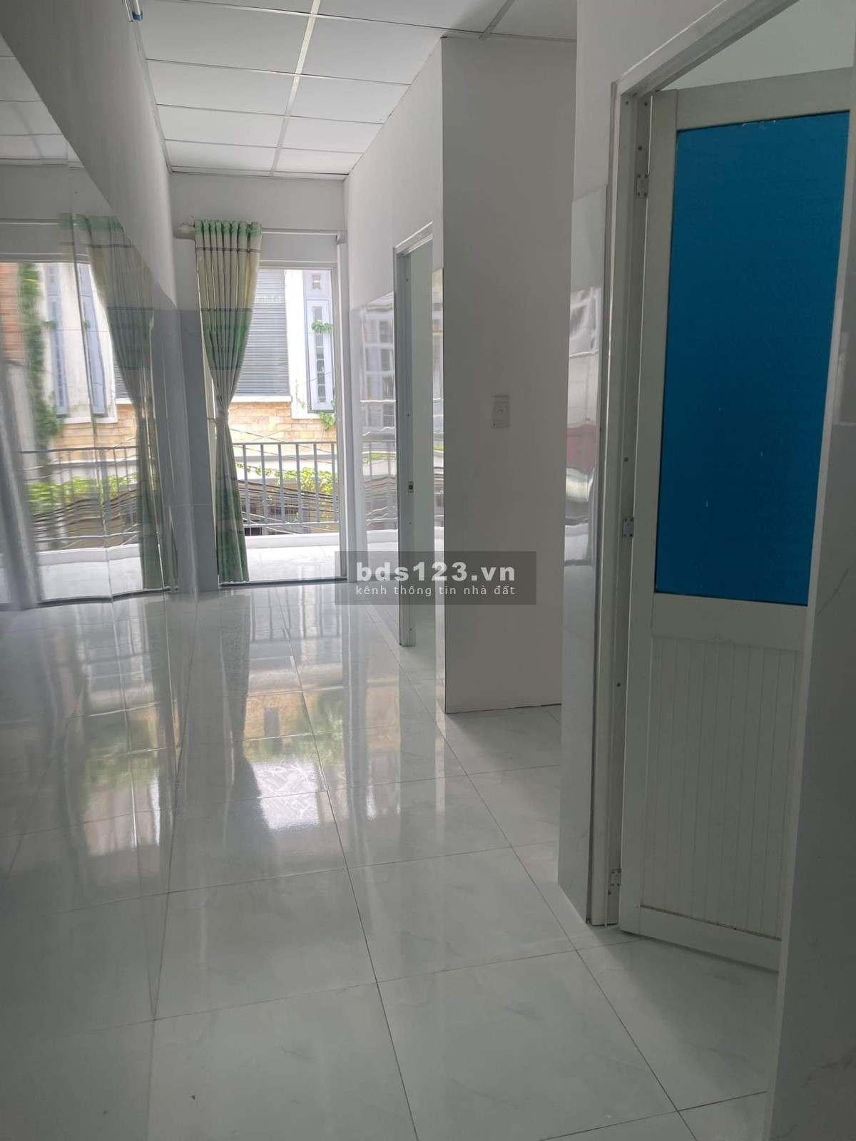 Nhà hẻm lớn, xe hơi đậu được trong nhà, diện tích 4.5x9M, gần đường Lê Văn Việt, chưa tới 4 tỷ