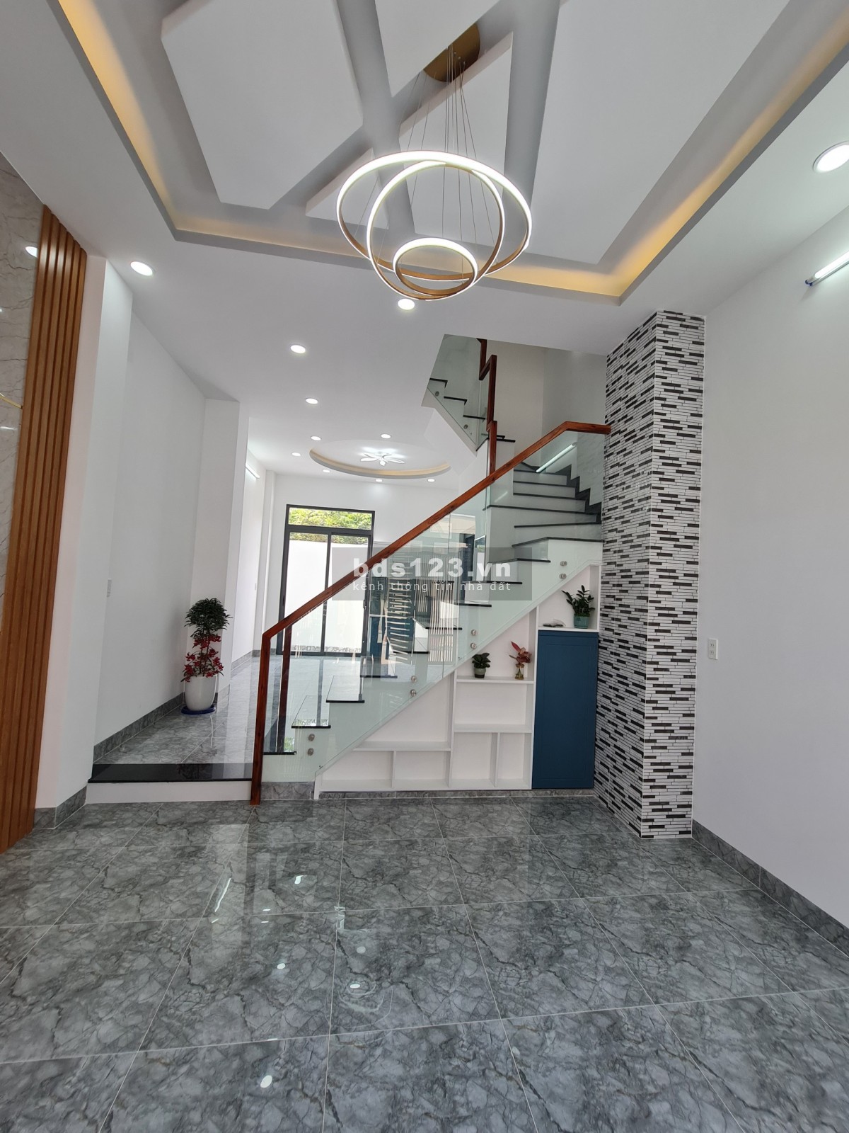 Cần bán nhà 1 trệt 2 lầu 53m2, 4PN - 3WC, sổ hồng hoàn công, giá chỉ 5 tỷ thương lượng lH:0388668882