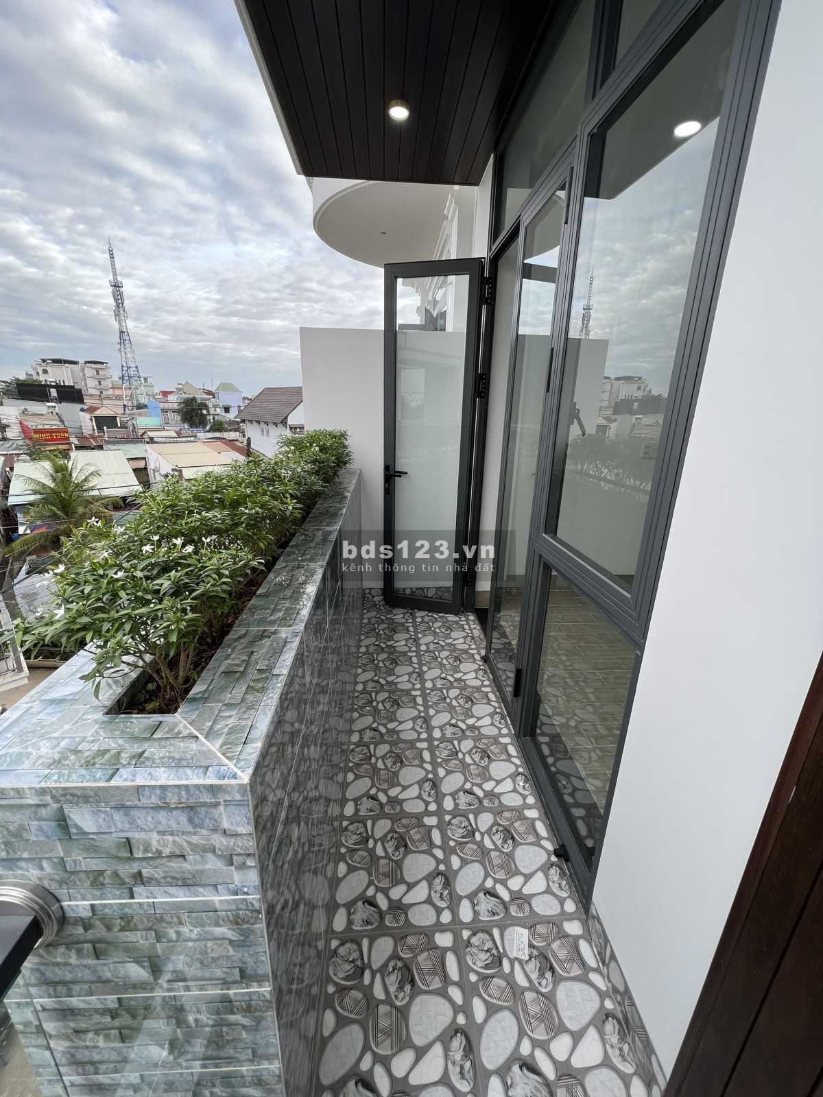 Cần bán nhà 1 trệt 2 lầu 53m2, 4PN - 3WC, sổ hồng hoàn công, giá chỉ 5 tỷ thương lượng lH:0388668882