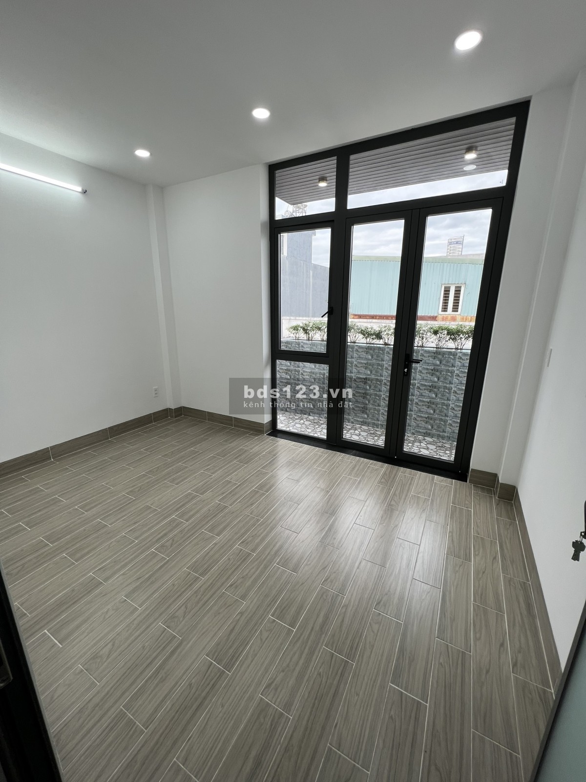Cần bán nhà 1 trệt 2 lầu 53m2, 4PN - 3WC, sổ hồng hoàn công, giá chỉ 5 tỷ thương lượng lH:0388668882