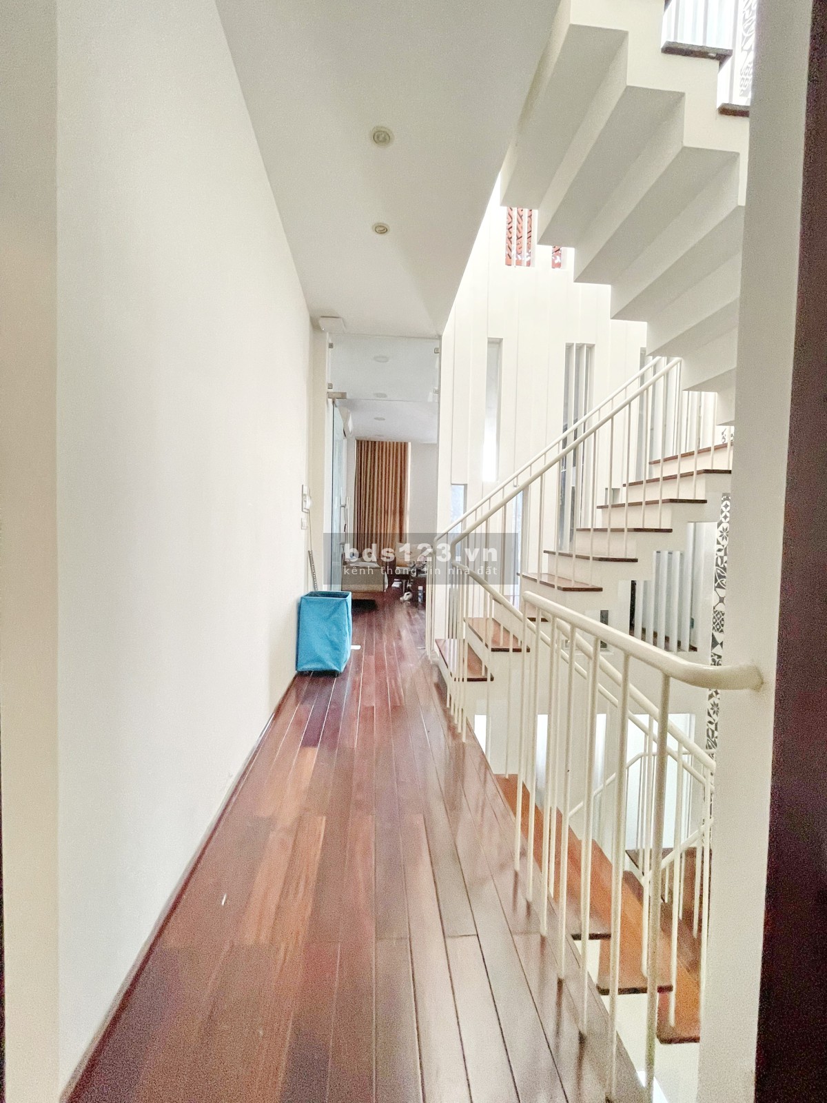Bán gấp nhà 3 lầu sân thượng mặt tiền Đường Số chợ Tân Mỹ, Q7