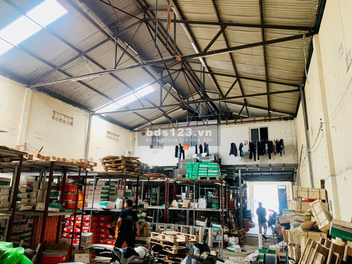 Cho thuê kho, xưởng DTSD 400m2 ngay chân cầu Vĩnh Tuy, Mặt Đường Nguyễn Khoái