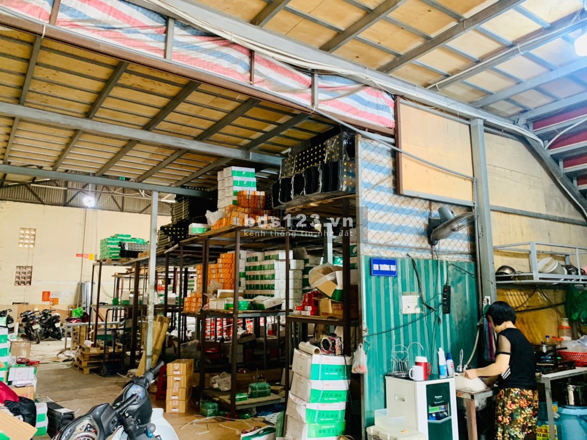 Cho thuê kho, xưởng DTSD 400m2 ngay chân cầu Vĩnh Tuy, Mặt Đường Nguyễn Khoái