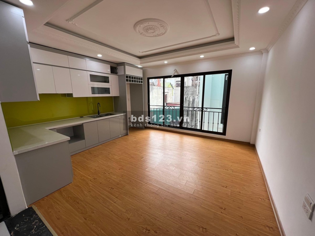 Nhà 5 tầng * 51m2 sổ đỏ, 6 phòng ngủ, thang máy, trung tâm Hoàng Mai