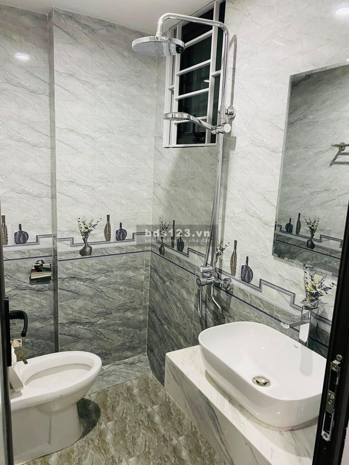 Bán ngay nhà phố Bồ Đề, Long Biên kinh doanh sầm uất, DT 35M2X5 tầng, chỉ 4,XX tỷ