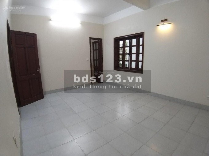 Chính chủ cho thuê nhà văn phòng phố Đội Cấn, ô tô đỗ cửa, sân để xe máy, DT 80m2 x 4 tầng, giá 45tr
