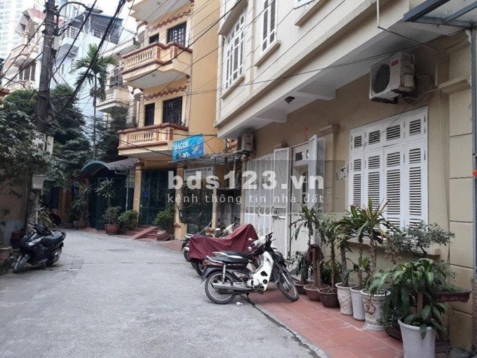 Chính chủ cho thuê nhà văn phòng phố Đội Cấn, ô tô đỗ cửa, sân để xe máy, DT 80m2 x 4 tầng, giá 45tr