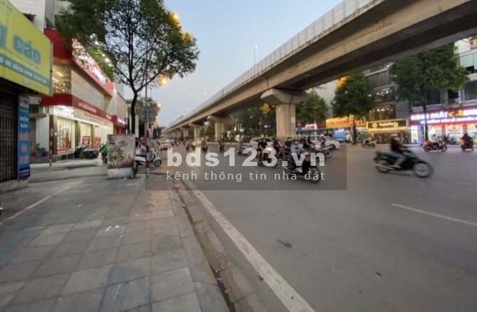 Bán nhà mặt phố - Kinh doanh sầm uất - Vỉa hè rộng chỉ hơn 6 tỷ
