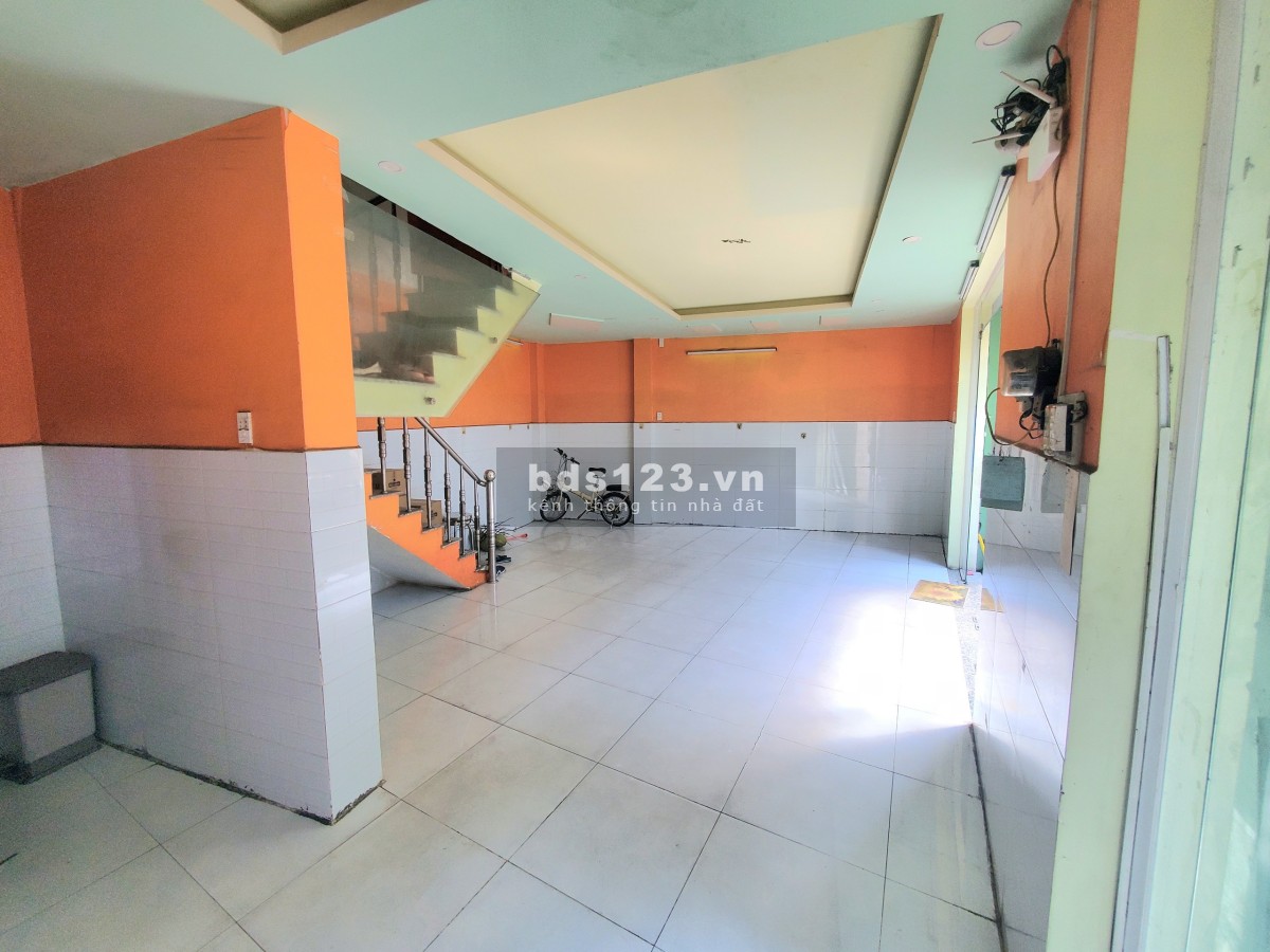 Mặt bằng 9m x 6m mặt tiền đường Xóm Chiếu, Quận 4