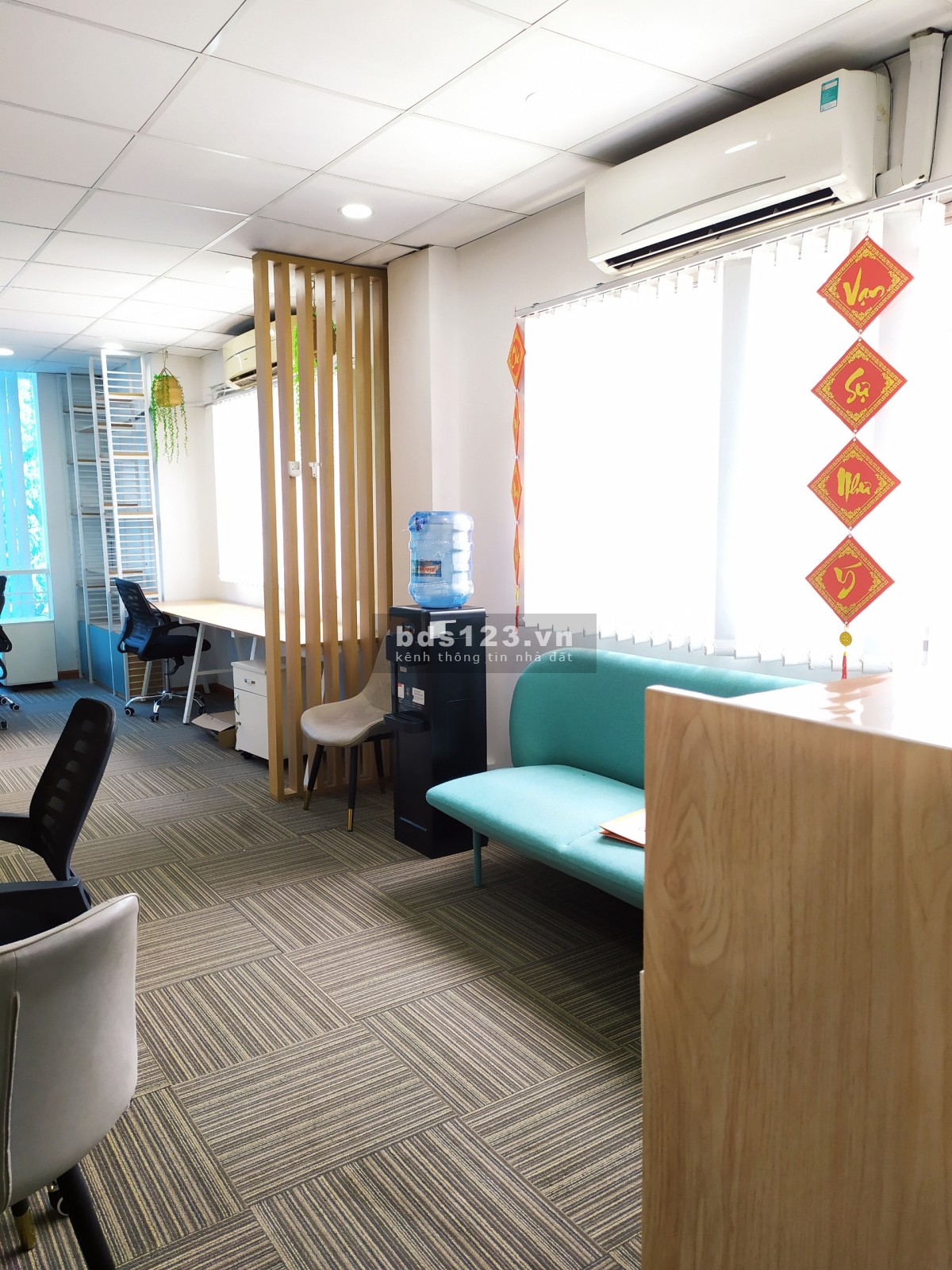 Cho thuê văn phòng full nội thất view kính đường Võ Văn Tần, Quận 3 (như hình)