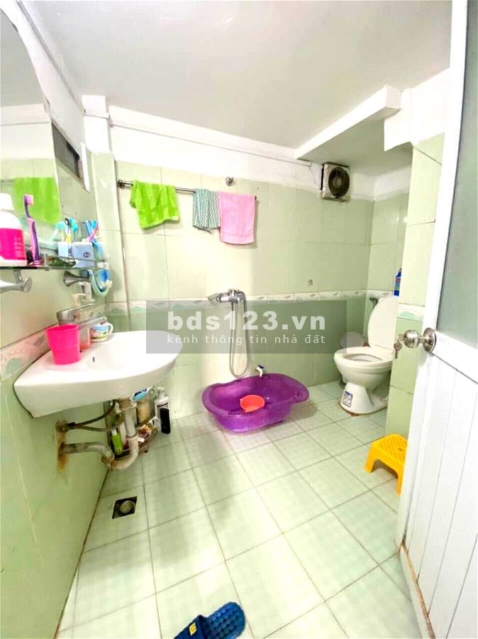 Gia đình có căn nhà 30m tại Chợ Nhật Tân cần bán 30m2 x 3T giá 2.5 tỷ
