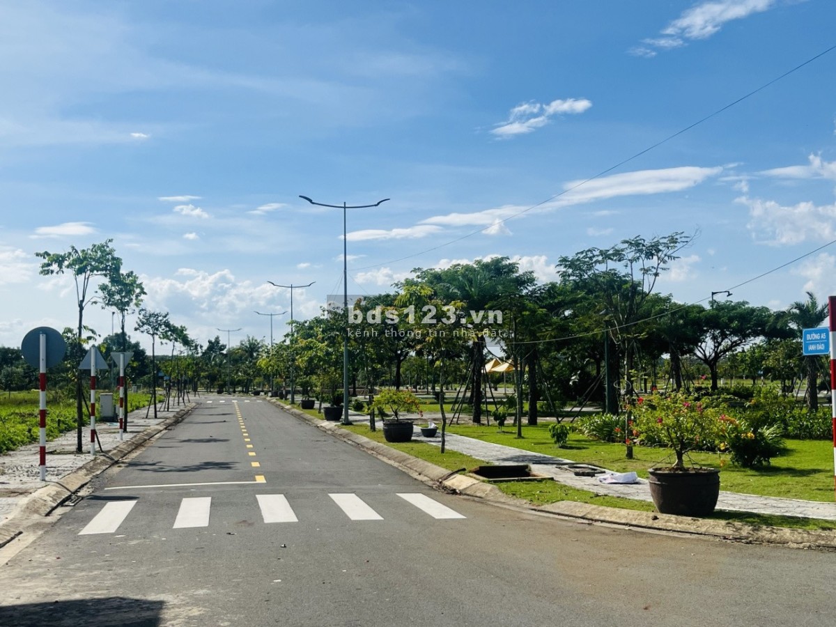 Nền Tiến Lộc đối diện công viên cây xanh, khu vui chơi