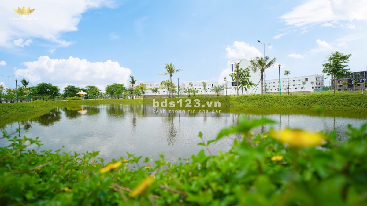 Nền Tiến Lộc đối diện công viên cây xanh, khu vui chơi