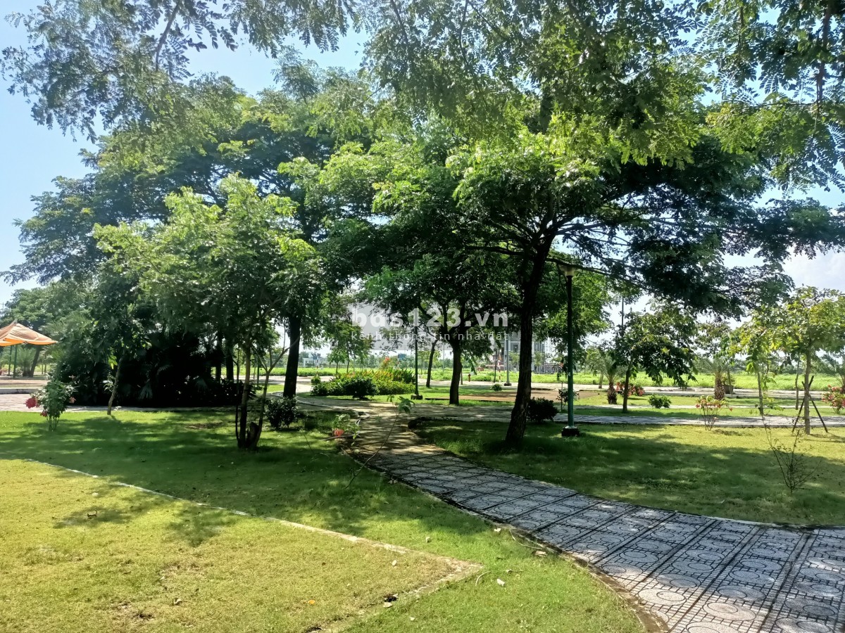 Nền Tiến Lộc đối diện công viên cây xanh, khu vui chơi