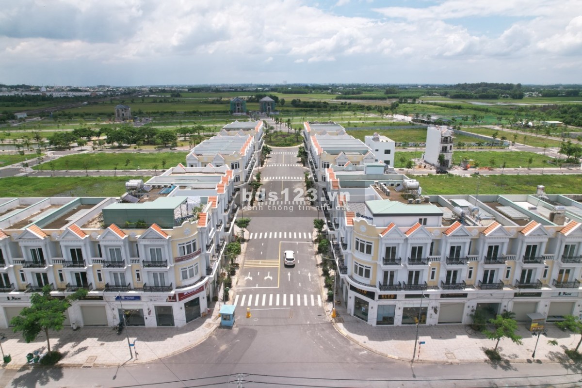 Nền Tiến Lộc đối diện công viên cây xanh, khu vui chơi