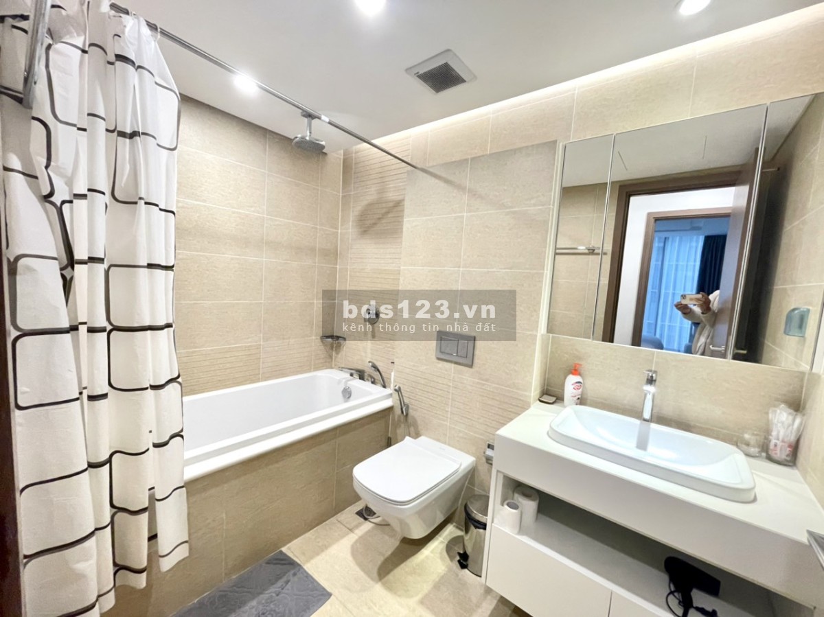 Cắt lỗ căn 2 ngủ ban công Đông Nam R6 Royal City 4 tỷ. LH: 0912 396 400 - miễn TG)