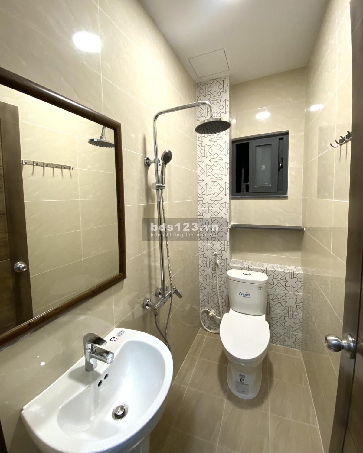 Phòng mới, ban công, sẵn nội thất. Phạm Văn Đồng, 2 phút đến CV Gia Định