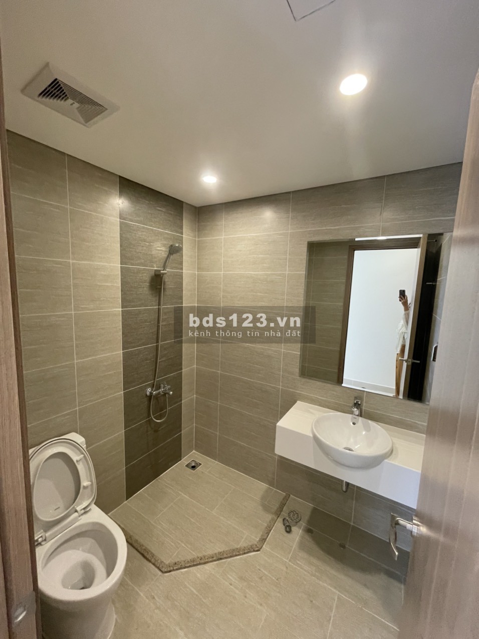 Cho thuê căn 2PN VInhomes Quận 9, có bếp rèm giá 7 triệu