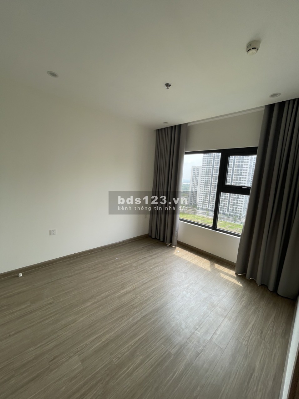 Cho thuê căn 2PN VInhomes Quận 9, có bếp rèm giá 7 triệu