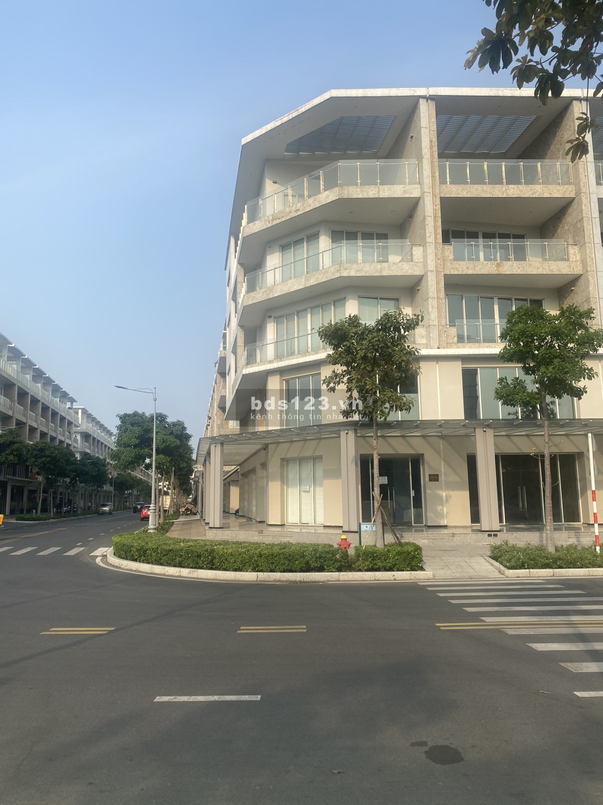 Cho thuê SH Sarimi đối diện công viên sầm uất nhất giá 3000$
