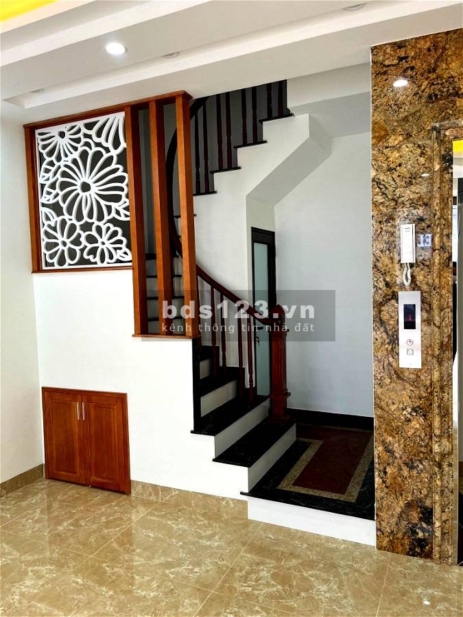 Gia đình tôi cần bán căn nhà mặt Phố Hồ Tùng Mậu 100m 6 tầng, mặt tiền 5m giá bán16 tỷ