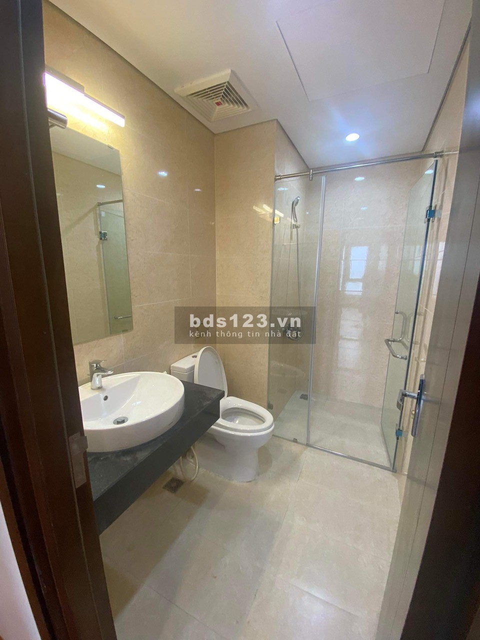 Sang tay gấp căn hộ 2PN+1 80.9m2 có chỗ để ô tô độc quyền, gần Cầu Giấy và bến xe Mỹ Đình