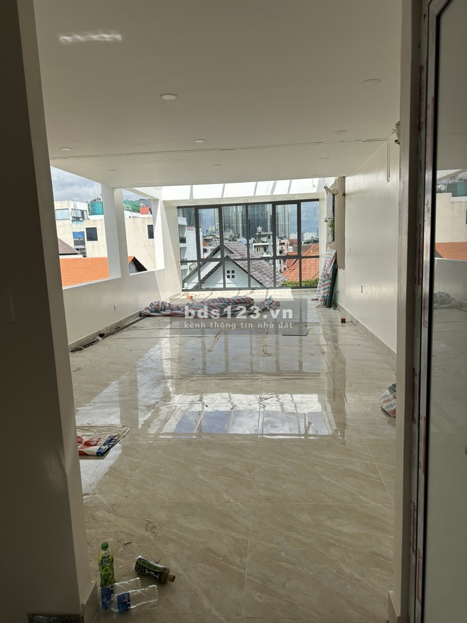 Cho thuê nguyên căn sàn VP 1 hầm 1 trệt 3 lầu 1áp mái giá 70tr mặt tiền
