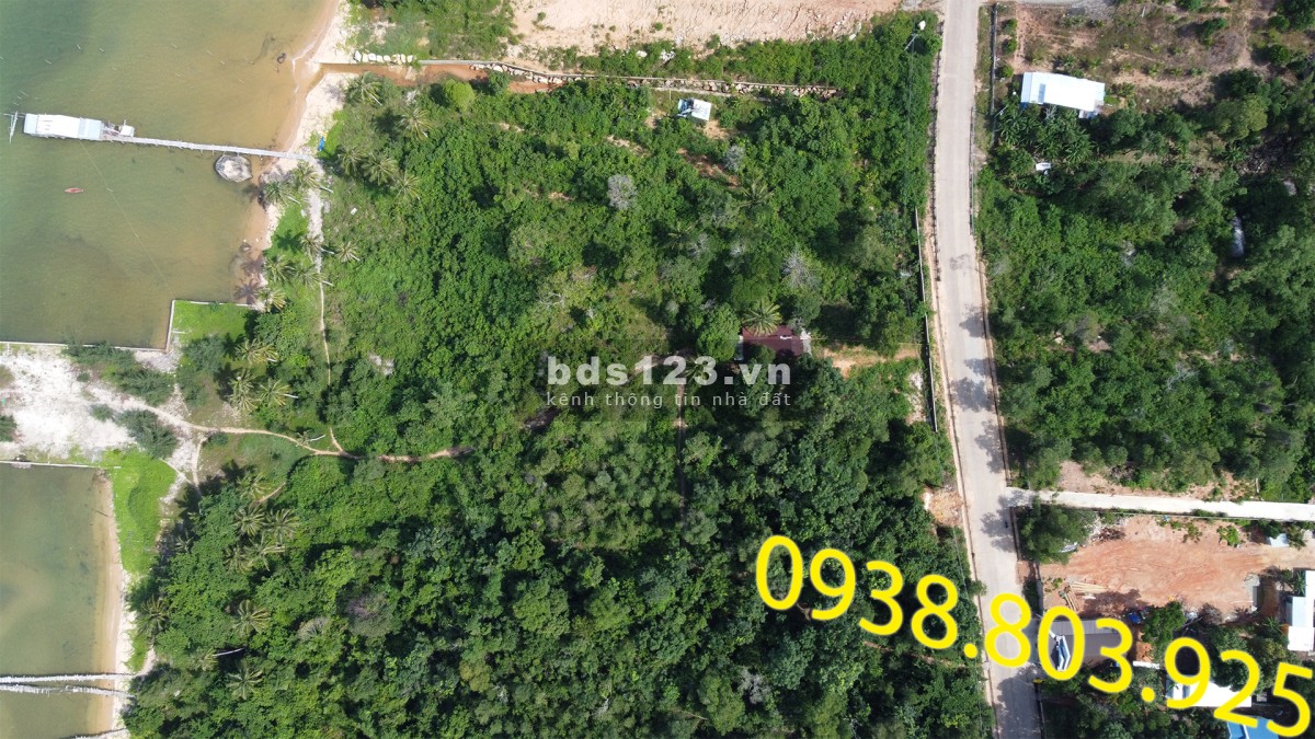 Bán đất mặt tiền và mặt biển phù hợp xây resort có 200 m2 thổ cư. 0938 803 925