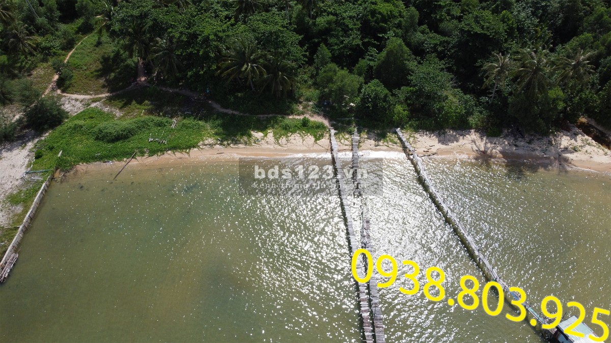 Bán đất mặt tiền và mặt biển phù hợp xây resort có 200 m2 thổ cư. 0938 803 925