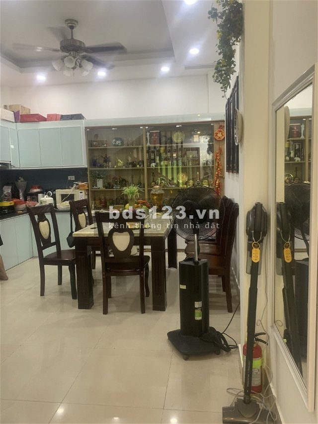 Bán gấp nhà Ngọc Thụy, ô tô vào nhà, MB 50m2, 3 tầng, giá 5,4 tỷ.