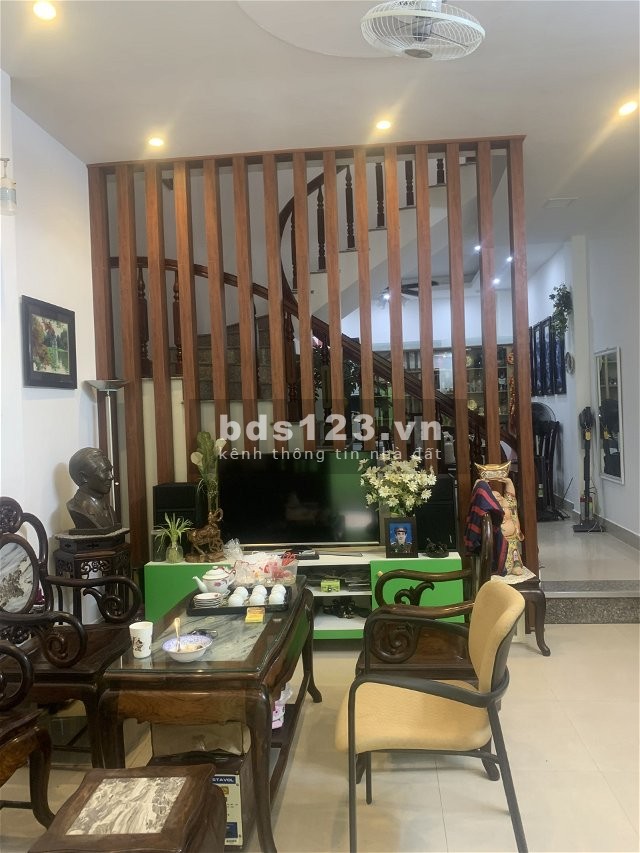 Bán gấp nhà Ngọc Thụy, ô tô vào nhà, MB 50m2, 3 tầng, giá 5,4 tỷ.