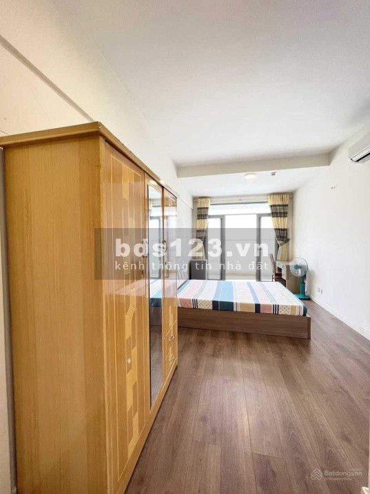 Phòng master đẹp có ban công trong chung cư Lux garden 370 Nguyễn Văn Quỳ Q.7