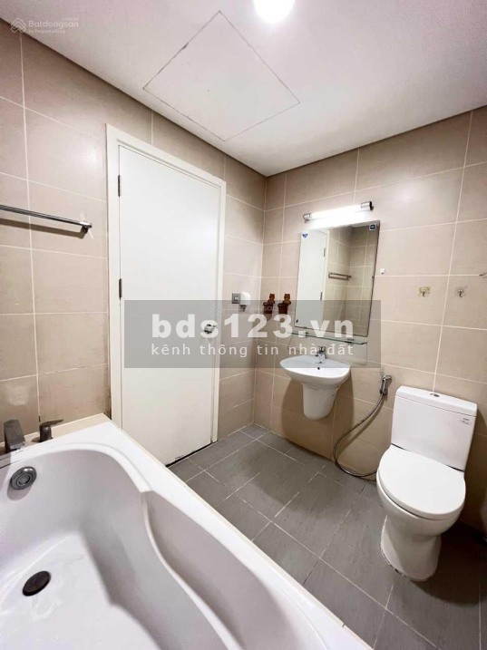 Phòng master đẹp có ban công trong chung cư Lux garden 370 Nguyễn Văn Quỳ Q.7