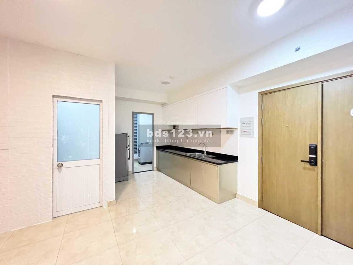 Phòng master đẹp có ban công trong chung cư Lux garden 370 Nguyễn Văn Quỳ Q.7