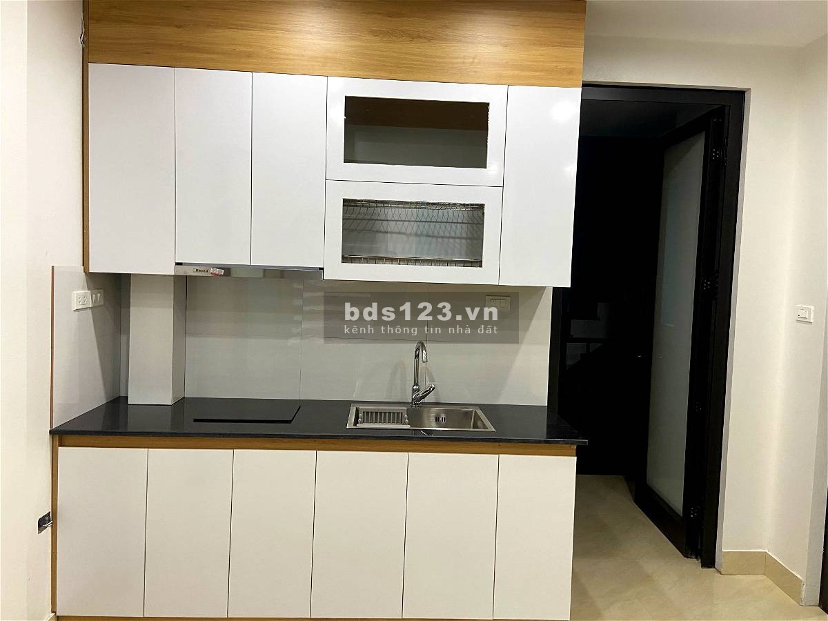 Gia đình tôi cần bán căn nhà tại Phố Trịnh Công Sơn, Tây Hồ 60m² x 7 tầng MT 4,7m, giá bán 12,5 tỷ
