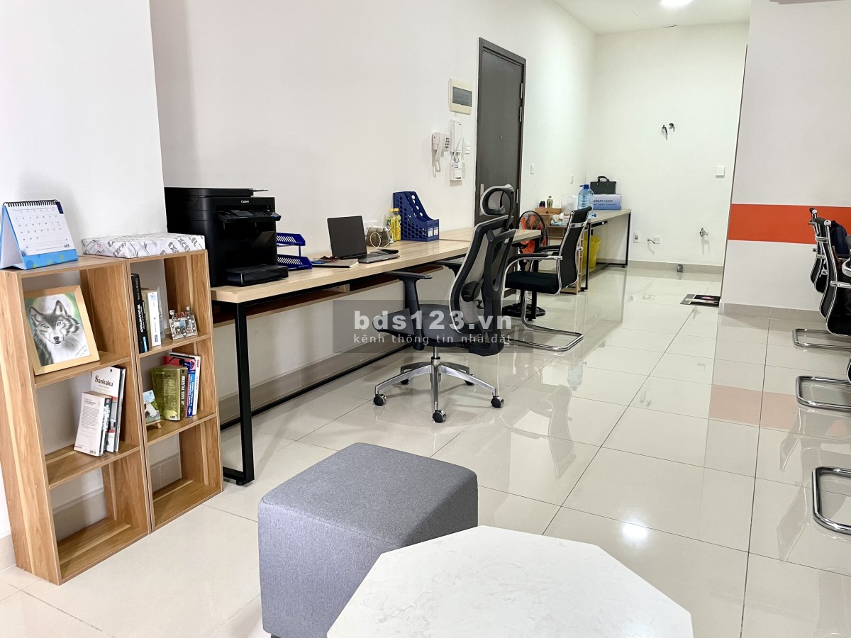 Cho thuê văn phòng đầy đủ nội thất bàn ghế + sofa - căn góc riêng biệt yên tĩnh
