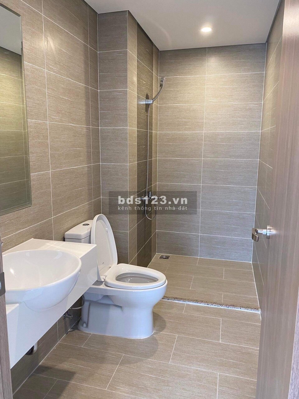 Cần tìm 2 nữ ở ghép. Căn 2pn2wc+ căn trống nhưng đã được lắp máy lạnh
