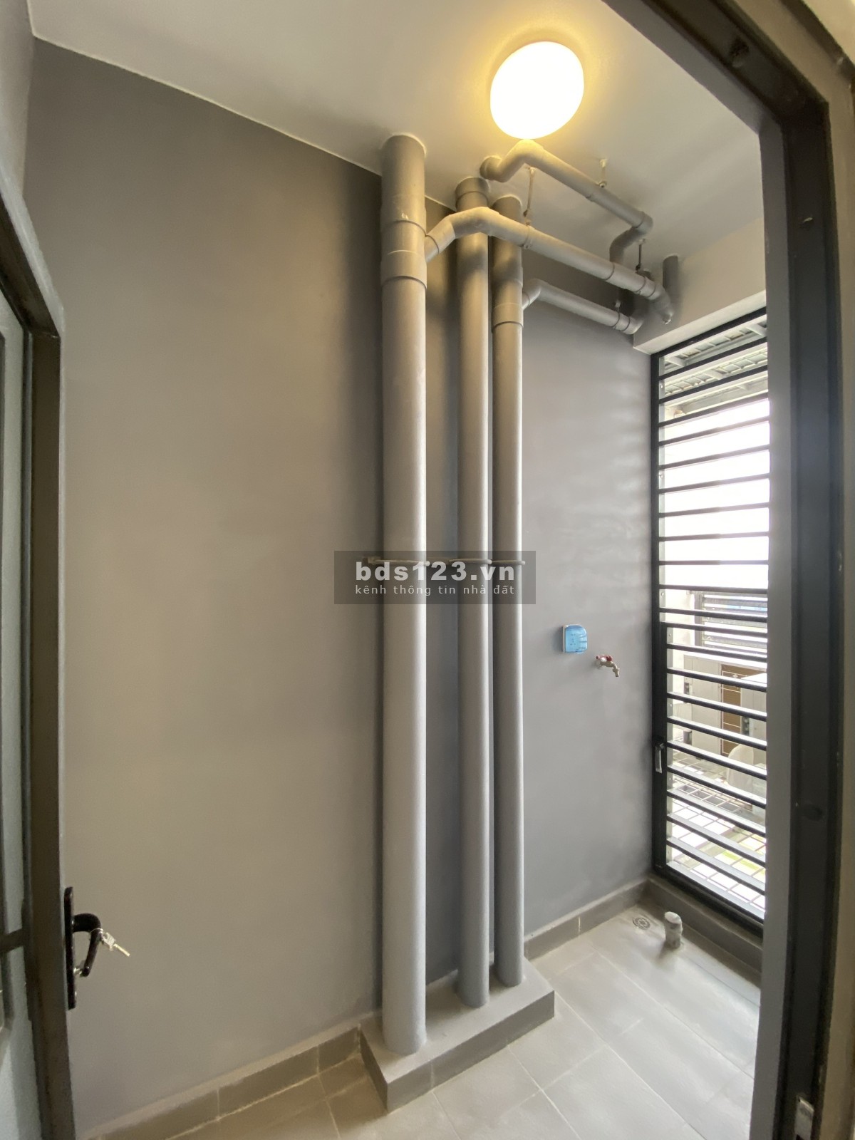 Cần tìm 2 nữ ở ghép. Căn 2pn2wc+ căn trống nhưng đã được lắp máy lạnh
