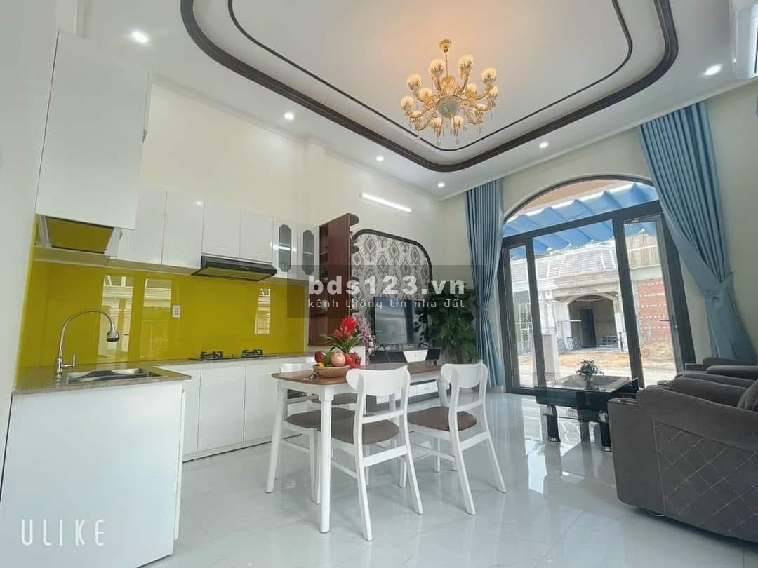 Bán nhà đẹp giá công nhân nằm ngay trung râm Thị Xã Bến cát