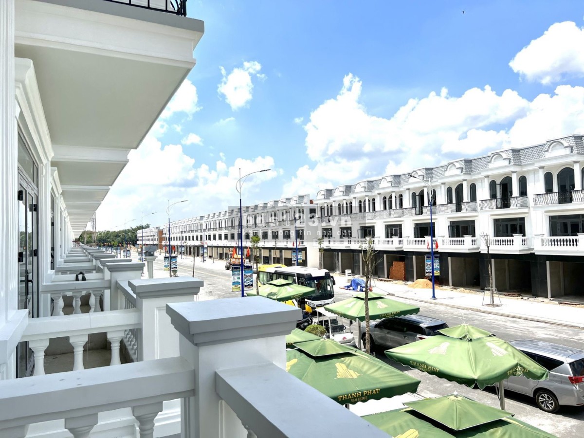 Chủ kẹt tiền mua xe ô tô nên bán rẻ lại căn nhà phố tại Thăng Long Central City