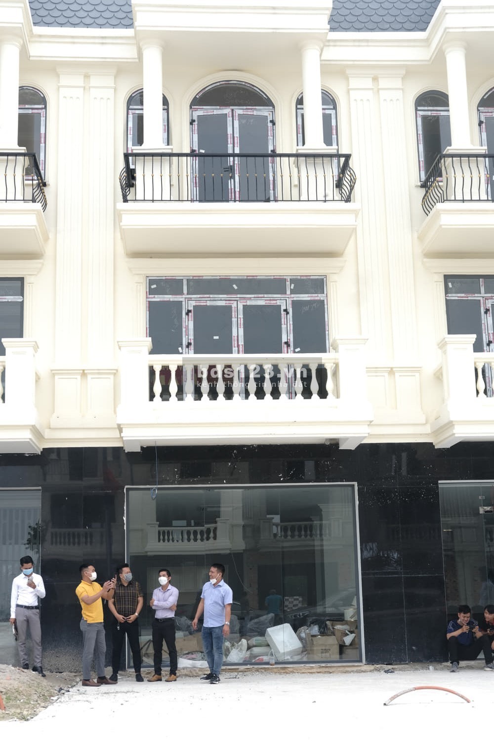 Chủ kẹt tiền mua xe ô tô nên bán rẻ lại căn nhà phố tại Thăng Long Central City