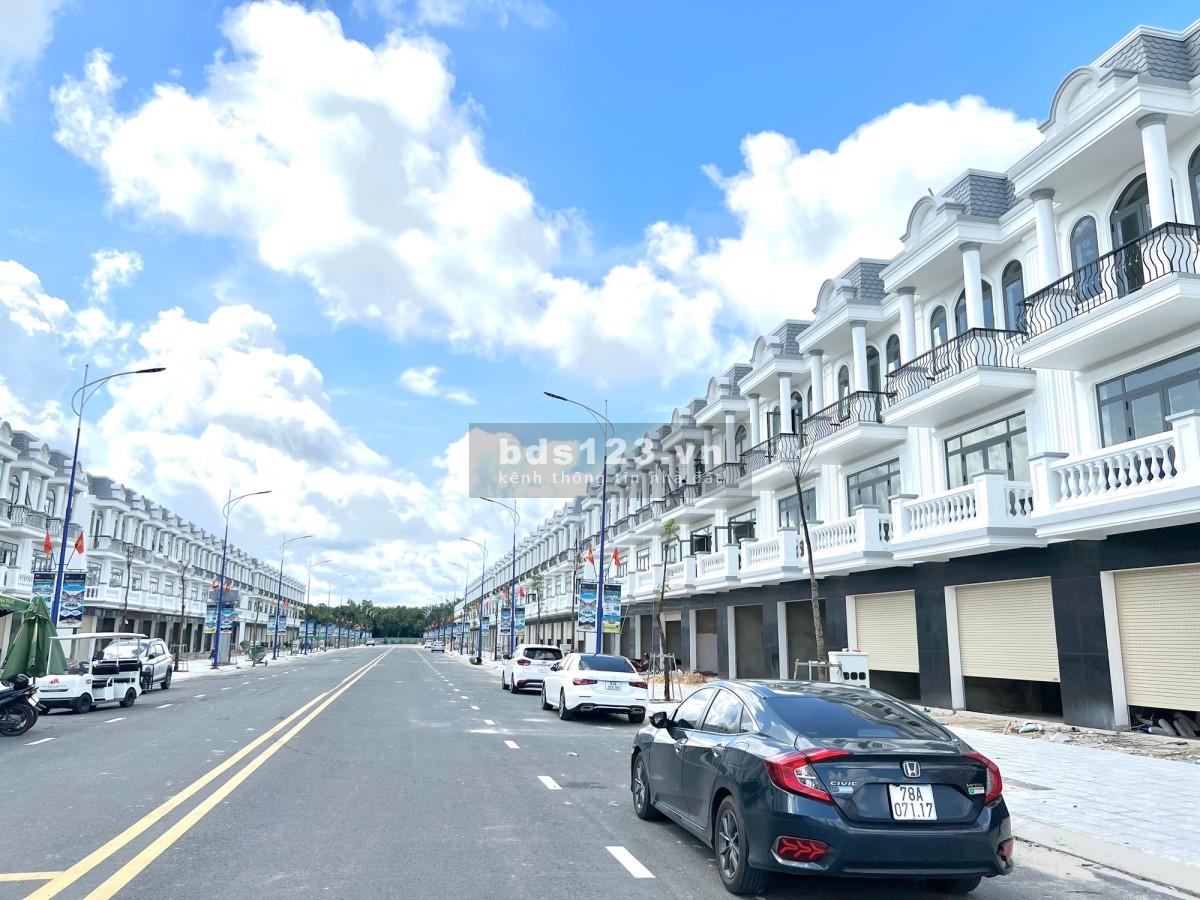 Chủ kẹt tiền mua xe ô tô nên bán rẻ lại căn nhà phố tại Thăng Long Central City