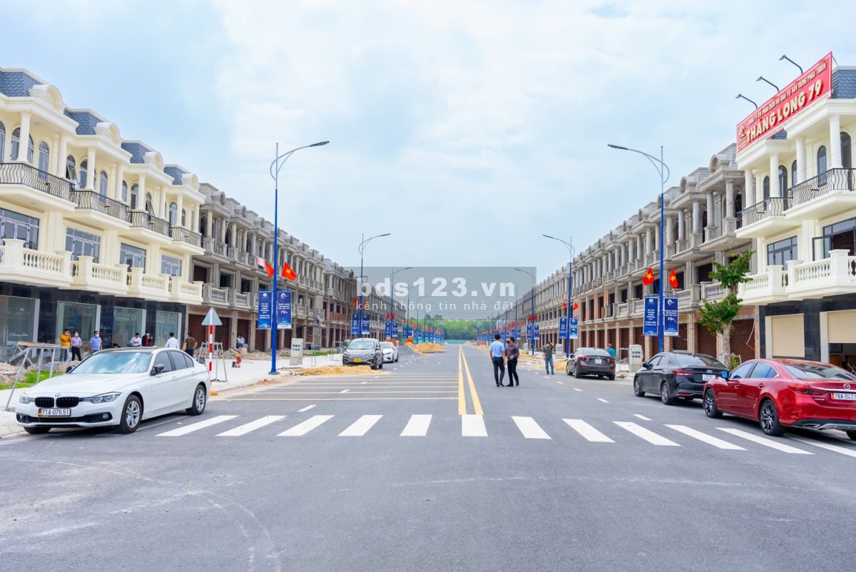 Chủ kẹt tiền mua xe ô tô nên bán rẻ lại căn nhà phố tại Thăng Long Central City