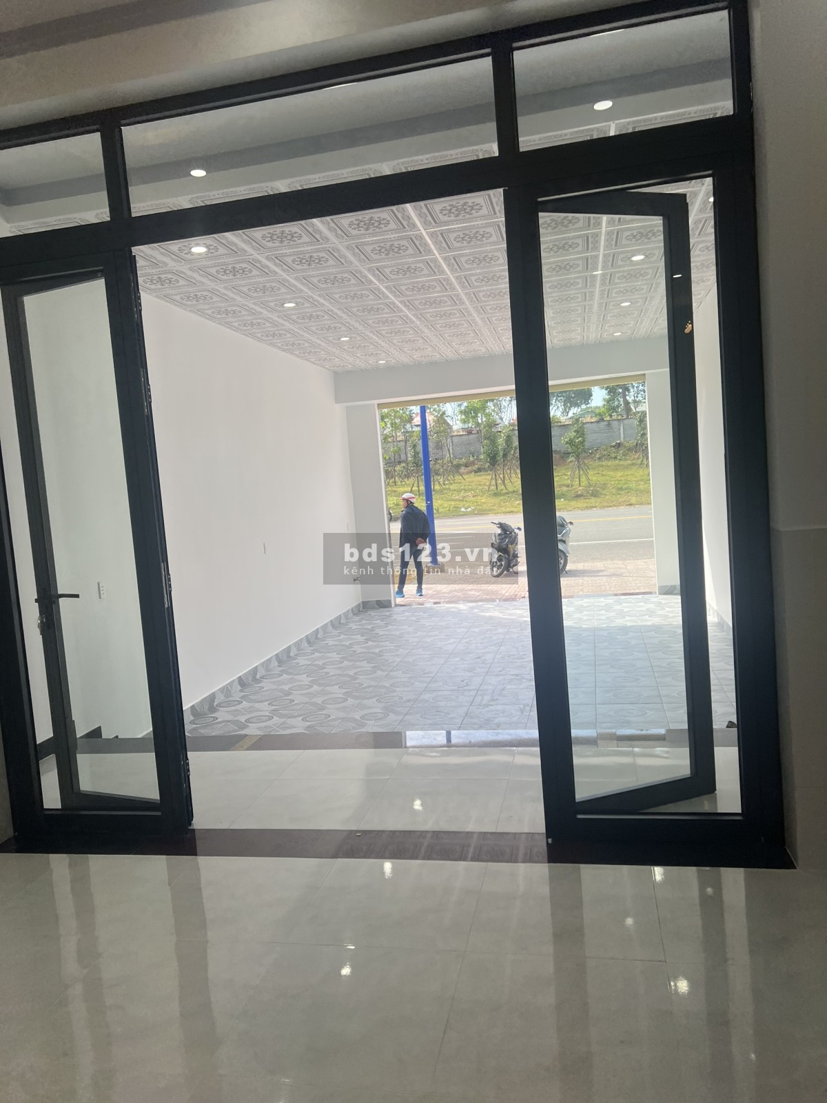 Bán nhà 1 trệt 1 lầu mới xây kiên cố, mặt tiền buôn bán đường nhựa Nk13( 35m) , Bến Cát , Bình Dương
