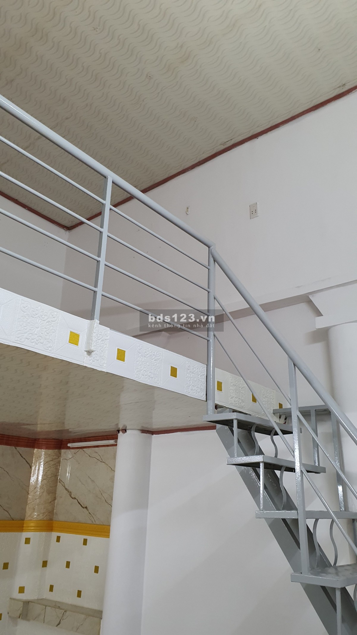 Cho thuê nhà mặt tiền trong sân ngang 4m×dài 12m.Có gác lửng 10m2 Dtsd 58m2.Hẻm xe tải rộng 8m